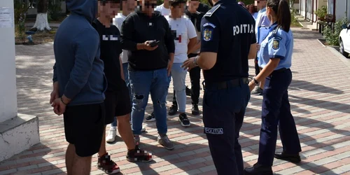 politisti actiune absenteim chiulangii preventie elevi   foto ipj olt (5) jpeg