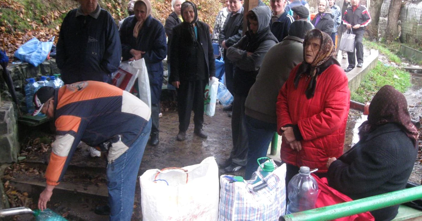 Reşiţenii s-au trezit cu noaptea-n cap ca să îşi facă revervele de apă. 