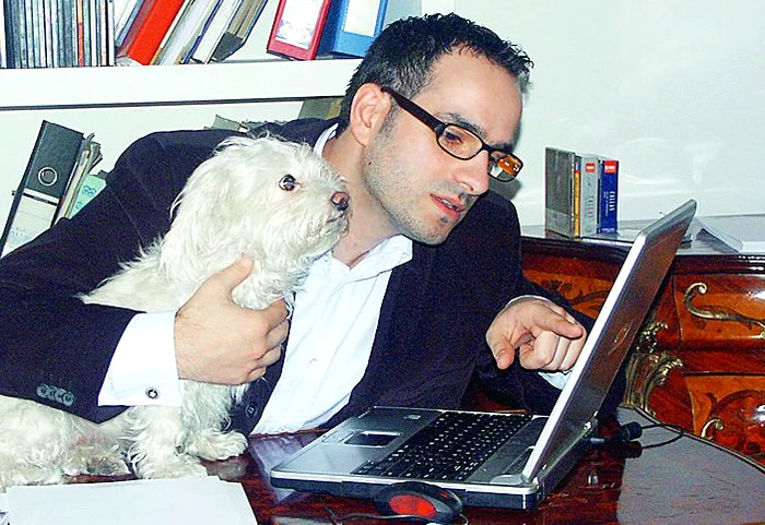 Solistul pleacă duminică la Paris cu două valize şi cu un căţel