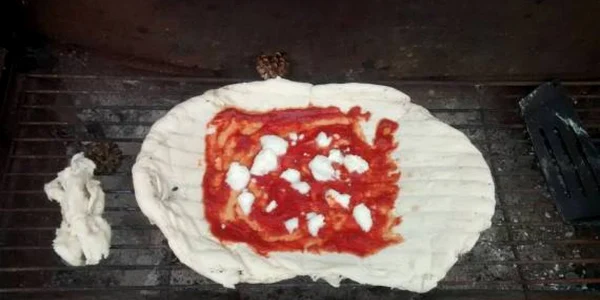 Pizza pe gratar FOTO imgur.com