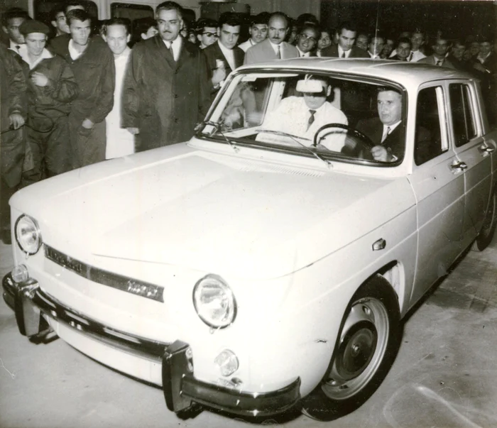 Nicolae Ceauşescu la volanul primului autoturism Dacia 1100, cu prilejul vizitei de lucru a conducătorilor de partid şi de stat la Uzina de autoturisme Piteşti (20 august 1968) FOTO Fototeca online a comunismului românesc/ 169/1968