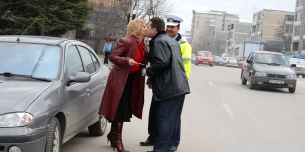Poliţiştii au oferit peste 200 de mărţişoare