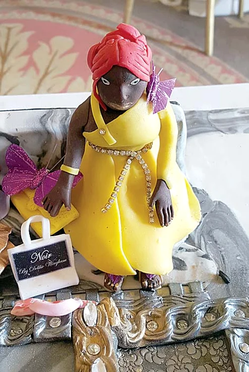  La picioarele statuetei,  strălucesc diamante