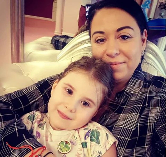 Oana Roman, soţul si fetiţa au făcut o poză în holul spitaluluifoto: arhivă personală