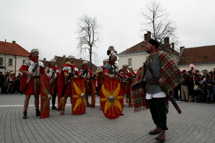 Romanii şi dacii se luptă în Cetate. Foto Muzeul Unirii