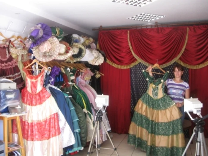 Constanţa: Litoral 2009 / Suvenir de album foto în costum de prinţesă