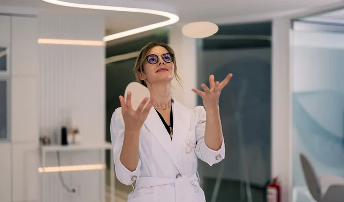 . Dr. Alina Mȋtcan despre reducția mamară Sursa foto Dr. Alina Mȋtcan