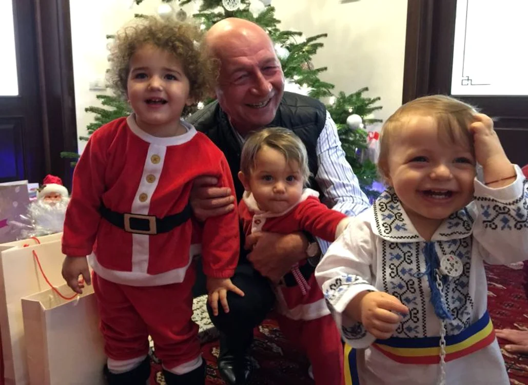 
    Traian Băsescu, fericit alături de cei trei nepoţi foto: arhiva personală  