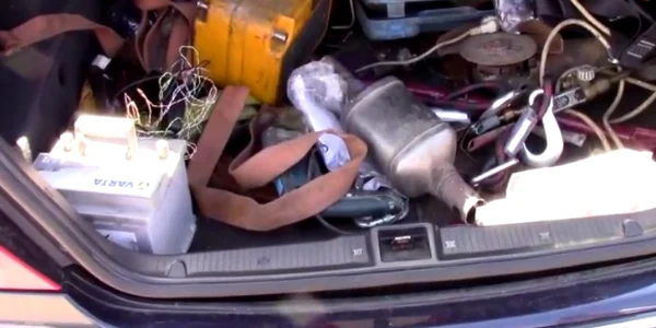 Traficanţi de componente auto prinsi de polietie