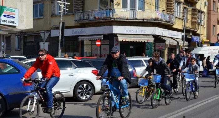 Aproximativ 100 de copii de la Colegiile Naţionale Mihai Eminescu şi Kolcsey Ferenc din Satu Mare au pedalat împotriva drogurilor. FOTO - portalsm.ro