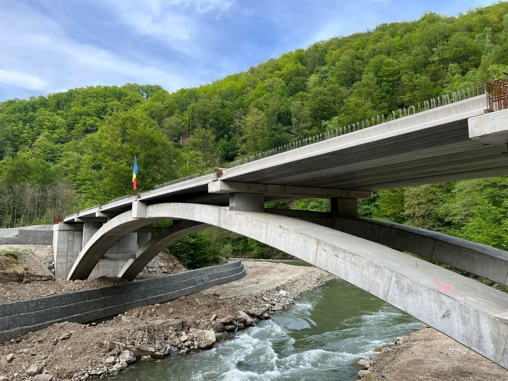 Podul din zona Lainici se apropie de finalizare                                                          Foto: DRDP Craiova