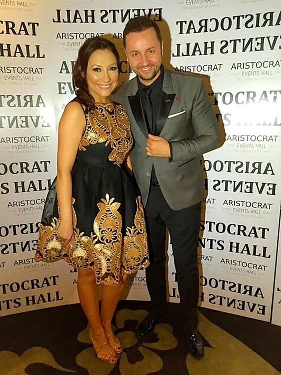La restaurant, Andra a purtat o rochie neagră cu accente aurii