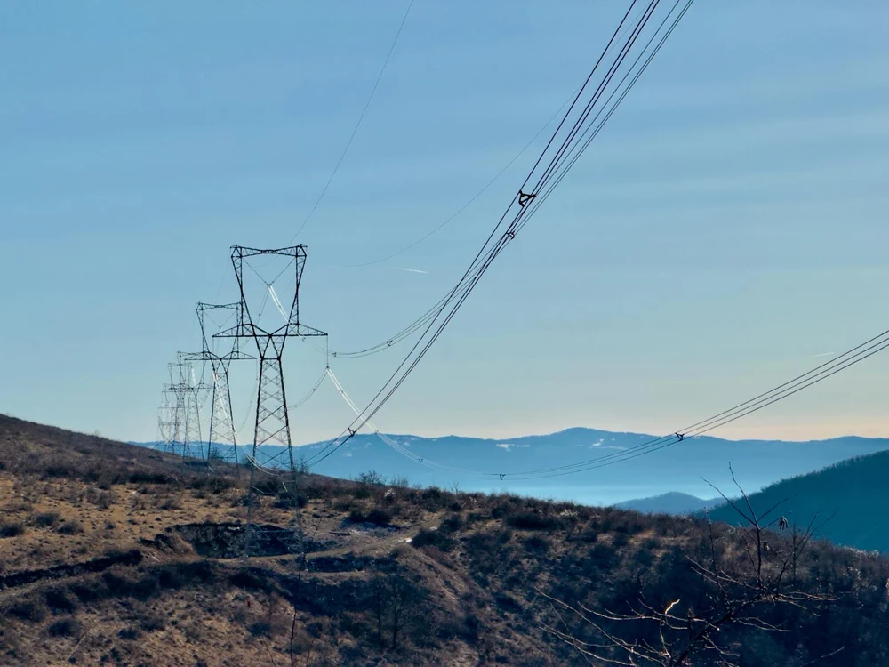 Fibra optică integrată în liniile electrice va putea fi subconcesionată. Cât va fi redevența