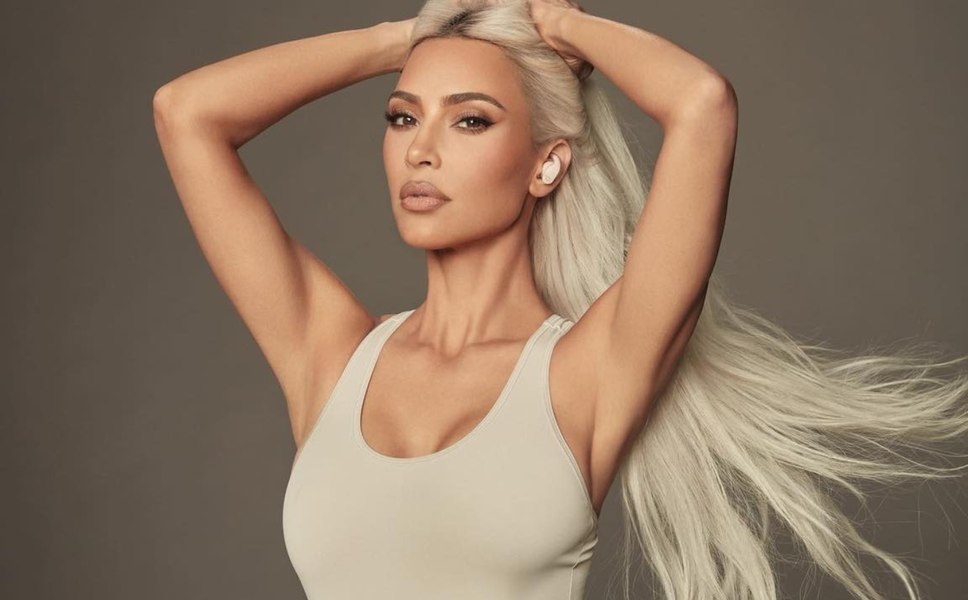Kim Kardashian va produce şi va apărea într-un serial documentar despre Elizabeth Taylor