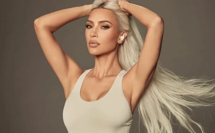 Kim Kardashian, într-un maiou bej