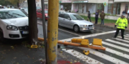 Femeie lovita de un semafor