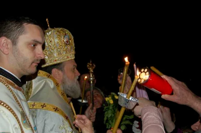 Preasfinţitul Vincenţiu a oferit credincioşilor Lumina Sfântă adusă de la Ierusalim FOTO: Mădălin Sofronie