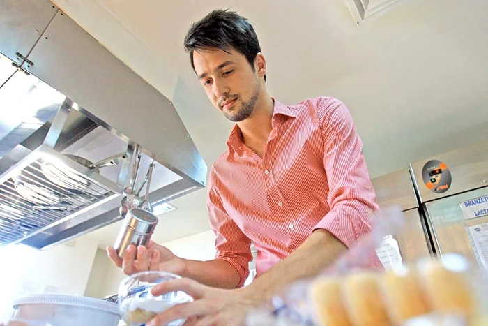 
    Alexandru  Constantin vrea să-şi  salveze prietena  