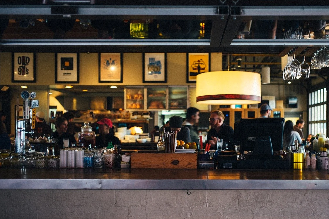 
    Pe terasă și în restaurant se aflau mai multe persoaneFoto: Pixabay  
