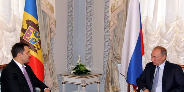 Premierul moldovean Vlad Filat (stânga) şi președintele rus Vladimir Putin