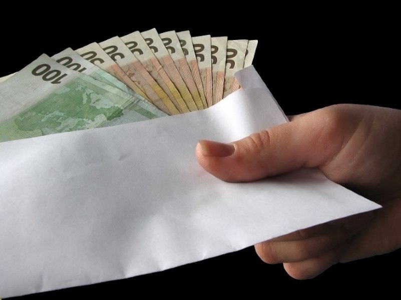 Inspectorii RAR primeau șpaga prin Fan Curier. Ce mită plăteau șoferii pentru ca rablele să primească ITP