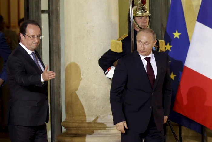 Preşedintele Franţei, Francois Hollande, primindu-l pe liderul rus, Vladimir Putin, la Palatul Élysées, pe 5 iunie 2014 FOTO Reuters