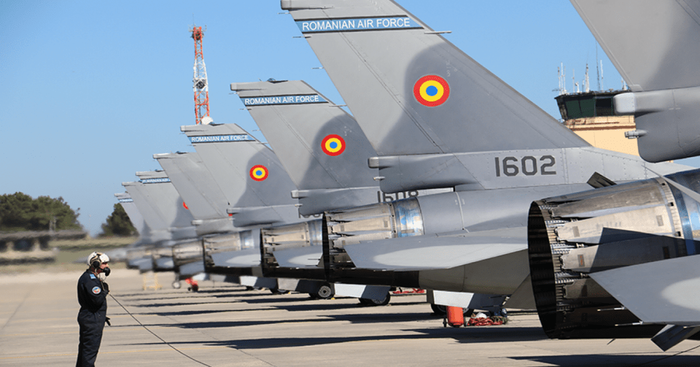 Toate aeronavele militare ale României exersează zborul la mică înalțime
