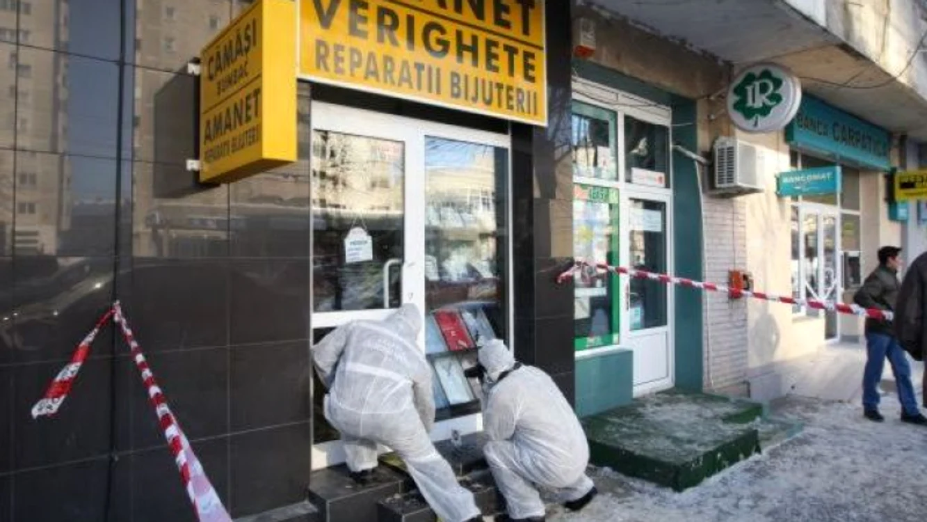 
    Polițiștii au început ancheta la casa de amanet la care a avut loc jaful  