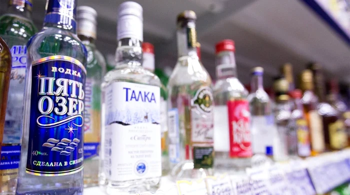 „Nu trebuia să se atingă de vodcă”. Cum a ajuns Rusia în pragul unei crize a alcoolului și ce ar putea urma