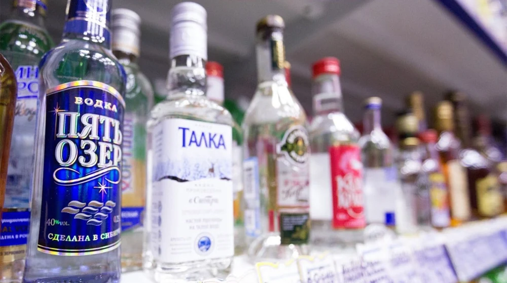 „Nu trebuia să se atingă de vodcă”. Cum a ajuns Rusia în pragul unei crize a alcoolului și ce ar putea urma