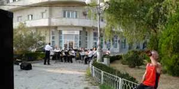 Bărbatul şi-a pregătit vocea cu bere