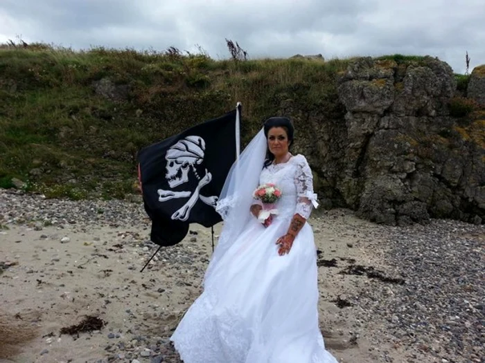 Femeia susţine că s-a căsătorit în largul mării cu fantoma piratului pe care îl iubeşte