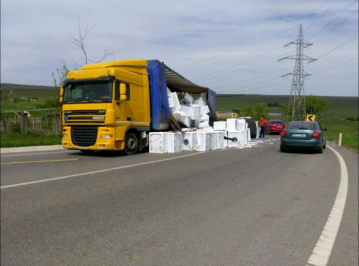 Aparatele electrocasnice au căzut din camion într-o curbă