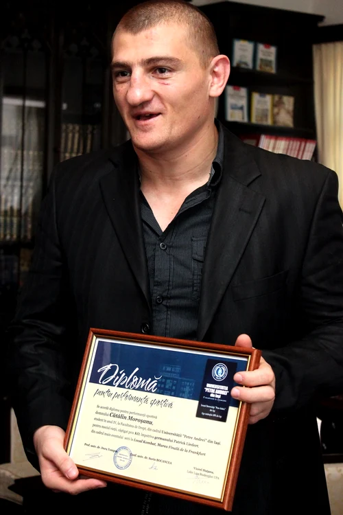 Cătălin Moroşanu a primit o diplomă pentru performanţă sportivă din partea Universităţii „Petre Andrei“