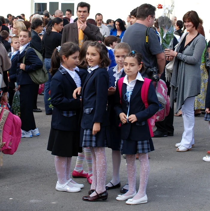 Părinţii aleargă să prindă cele mai bune învăţătoare pentru boboci