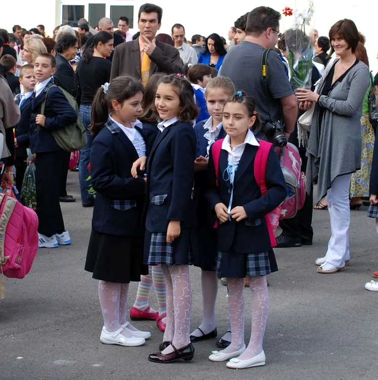 Părinţii aleargă să prindă cele mai bune învăţătoare pentru boboci