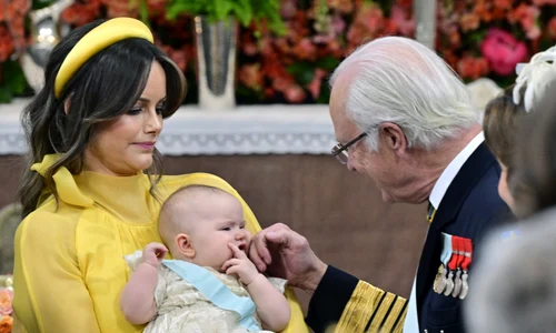 Prințul Carl Philip alături de fiica sa, Prințesa Ines, și Prințesa Sofia, în timpul botezului Prințesei Ines, la Capela Palatului Drottningholm din Stockholm, Suedia, pe 13 iunie 2025  Foto Profimedia (6) jpg