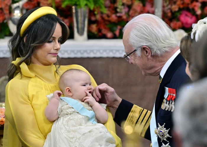 Prințul Carl Philip alături de fiica sa, Prințesa Ines, și Prințesa Sofia, în timpul botezului Prințesei Ines, la Capela Palatului Drottningholm din Stockholm, Suedia, pe 13 iunie 2025 Foto Profimedia (6) jpg