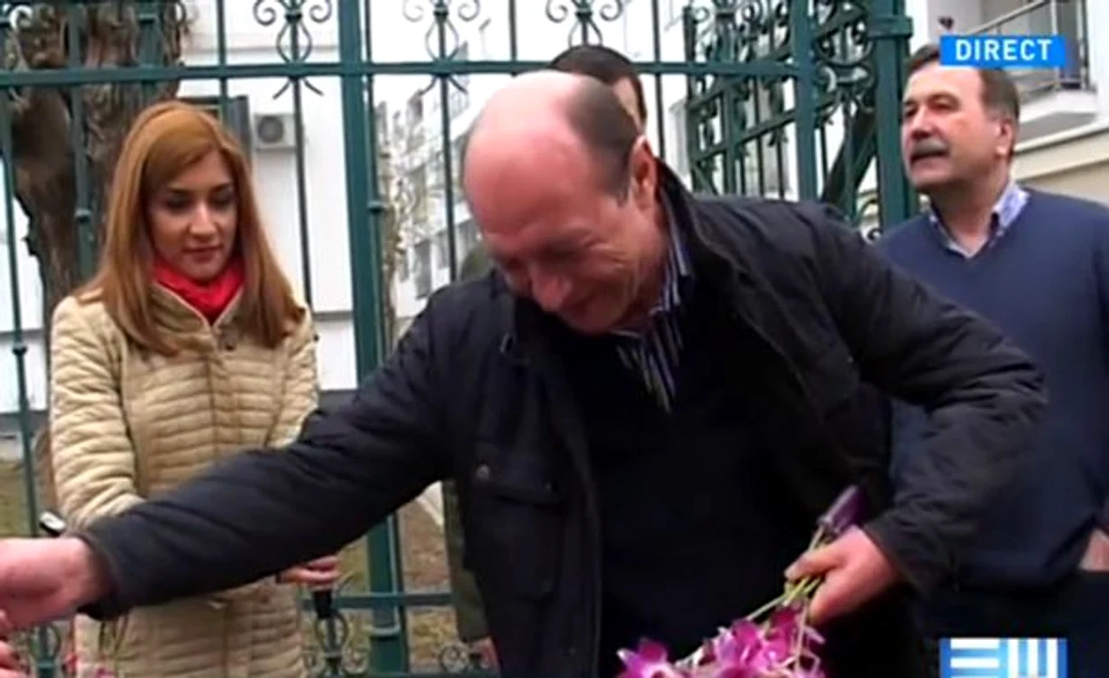 De 1 Martie, Traian Băsescu a vorbit despre Elena Udrea şi a împărţit flori jurnalistelorFoto: Captură Antena 3
