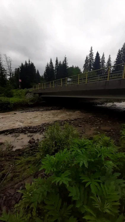 Noi avertizări meteo de cod roşu de ploi torenţiale în Bacău, Vrancea, Brăila, Galaţi şi de inundaţii în Tulcea