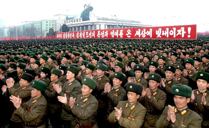 Sute de mii de nord-coreeni s-au adunat în Piaţa Kim Il-Sung din PhenianFOTO AFP PHOTO / KCNA VIA KNS