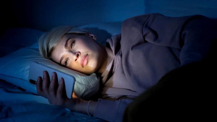 Un neurocercetător de la Stanford dezvăluie un truc simplu care îți adoarme creierul în 5 minute