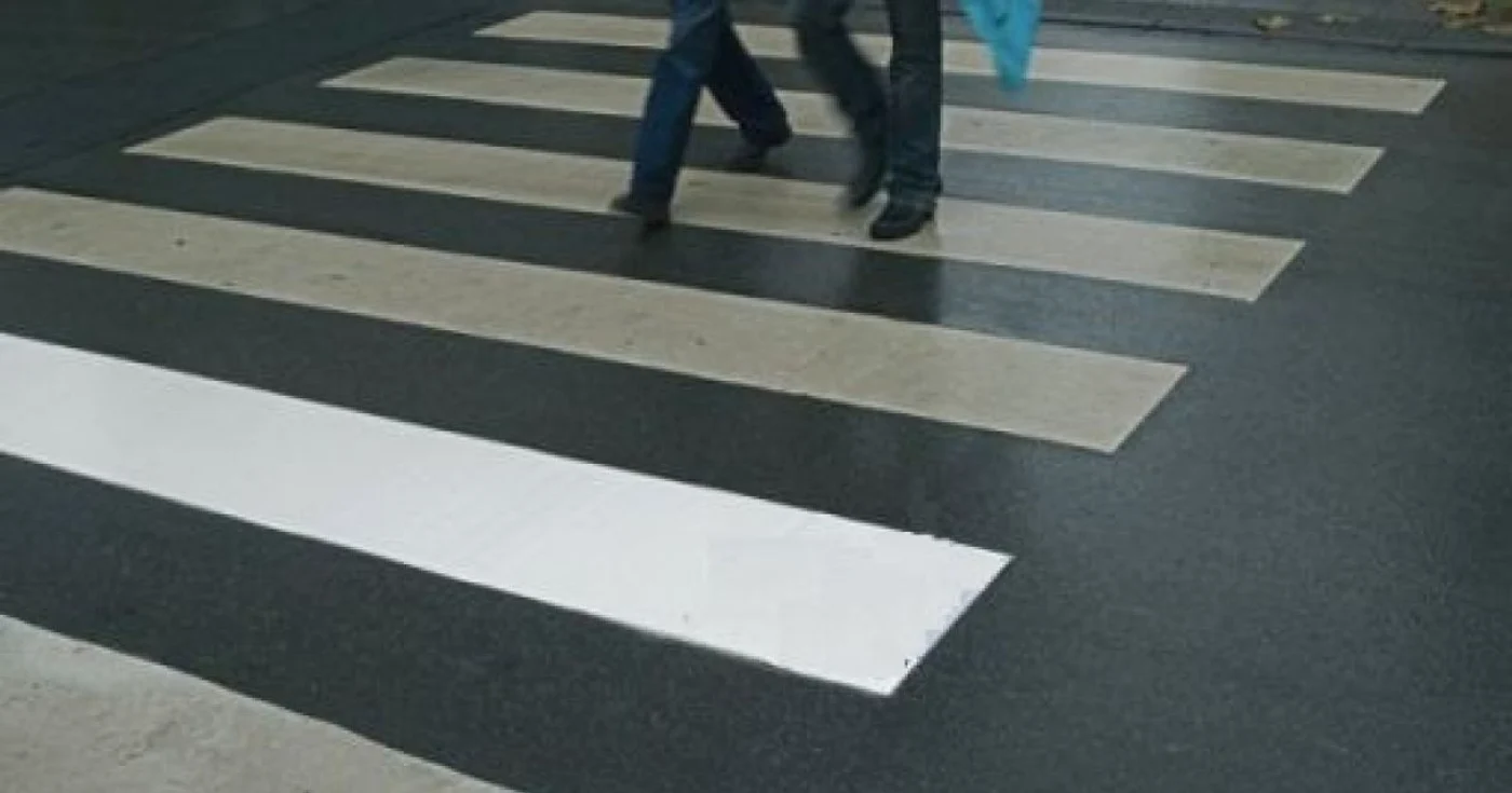 Italia: ca să poată traversa în siguranţă, o bătrână a redesenat zebra