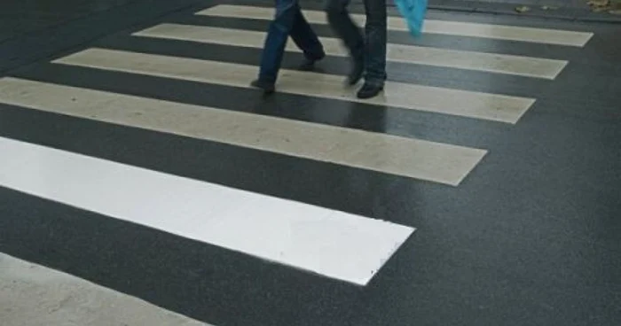 Italia: ca să poată traversa în siguranţă, o bătrână a redesenat zebra