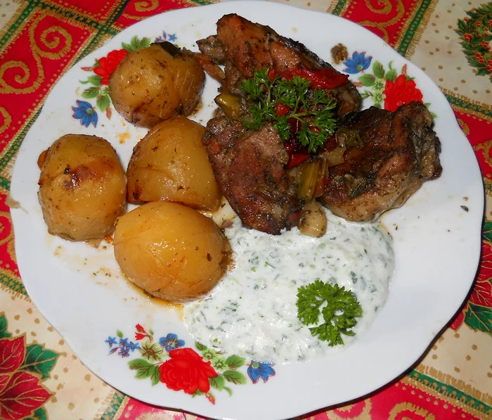 Friptură de miel cu sos de usturoi
