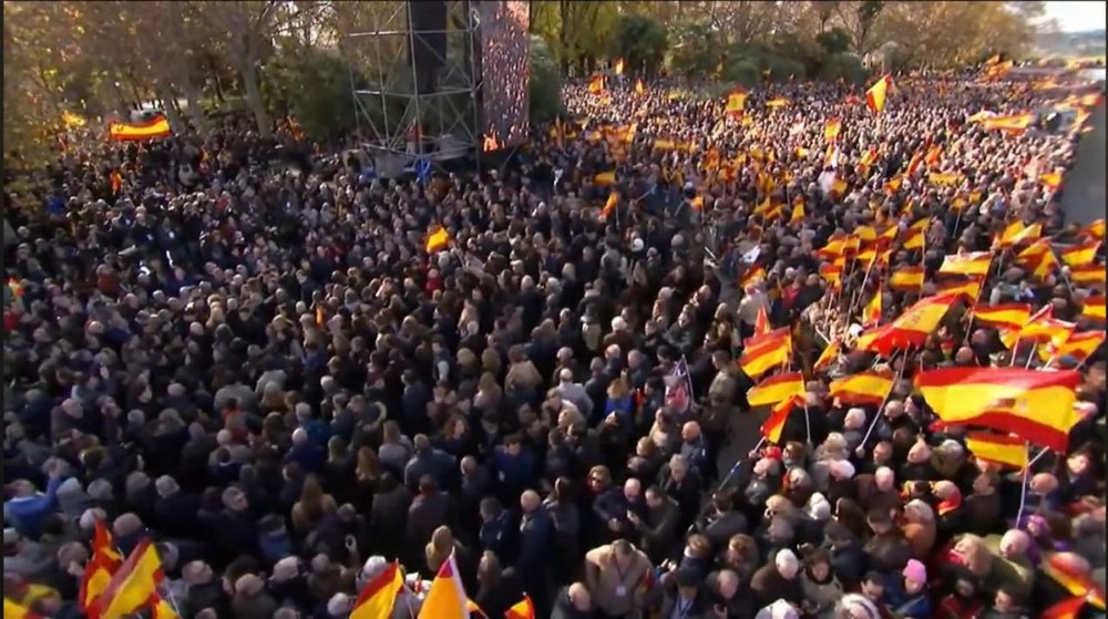 Zeci de mii de oameni au protestat la Madrid. Manifestanții au cerut alegeri anticipate în urma acuzațiilor de corupție din Guvernul Sánchez