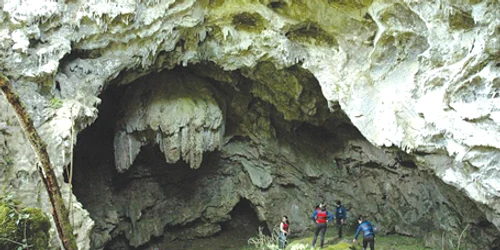 Intrarea în peştera de la „Lacul Dracului“ îi aşteaptă pe turişti