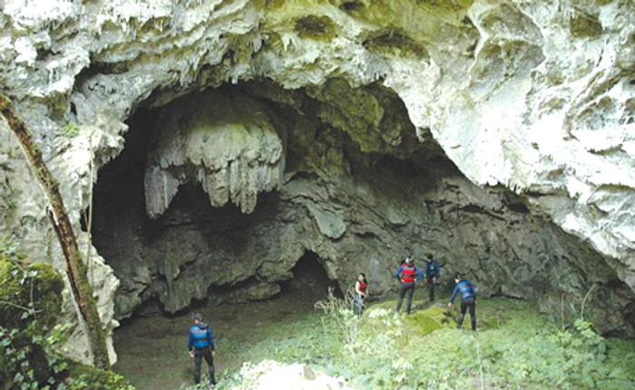 Intrarea în peştera de la „Lacul Dracului“ îi aşteaptă pe turişti