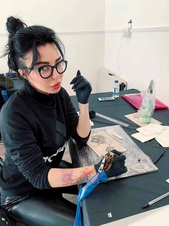 
    Sabrina ia pauză  de masă doar  cu acordul clientului    