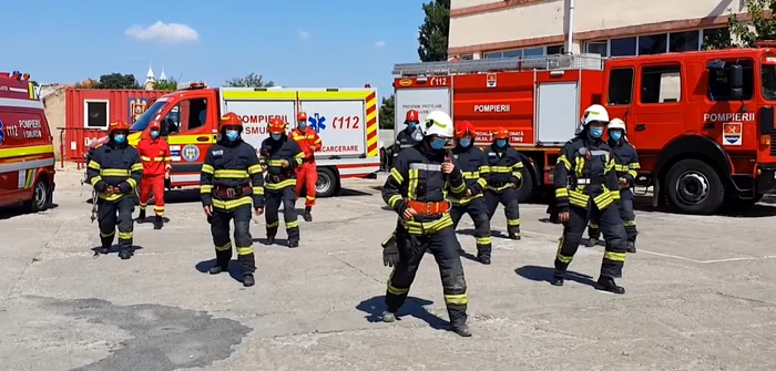 
    Dansul pompierilor de la ISU Timiș a devenit viral, după ce a fost distribuit de mii de oameni pe rețelele de socializarecaptură Video credit: Florin Ruxanda films  